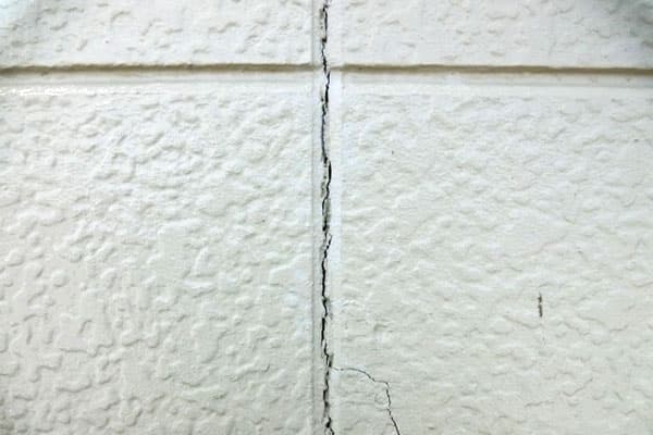 外壁塗装塗り替えサイン：シーリングのひび割れ・劣化