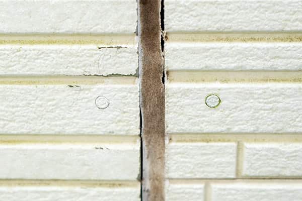 外壁塗装塗り替えサイン：シーリング材のひび割れ・剥がれ